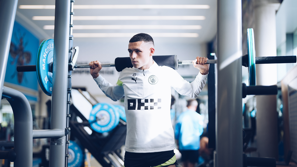 SQUAT RACK : Phil Foden putting in the strength work