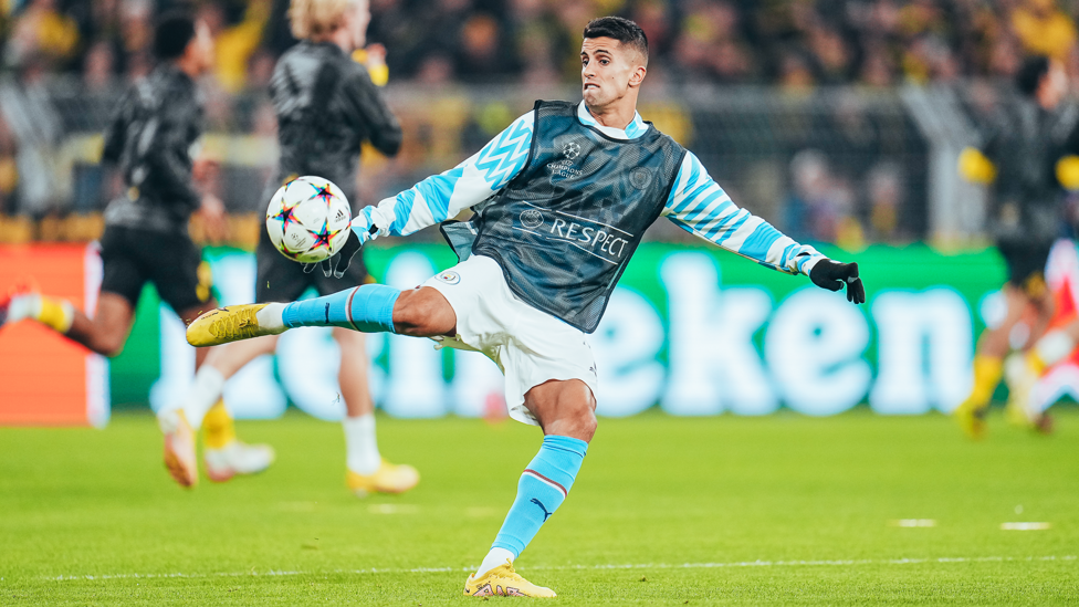 WOW JOAO : Super technique from our fullback during the pre-match warmup.