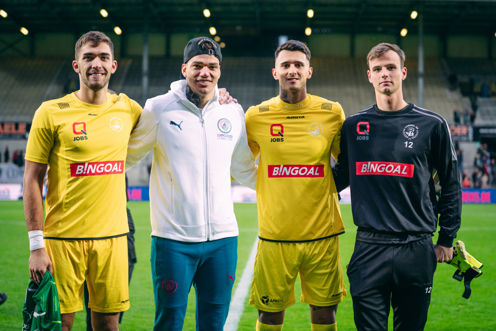 GK UNION : The 'keepers grab a snap together