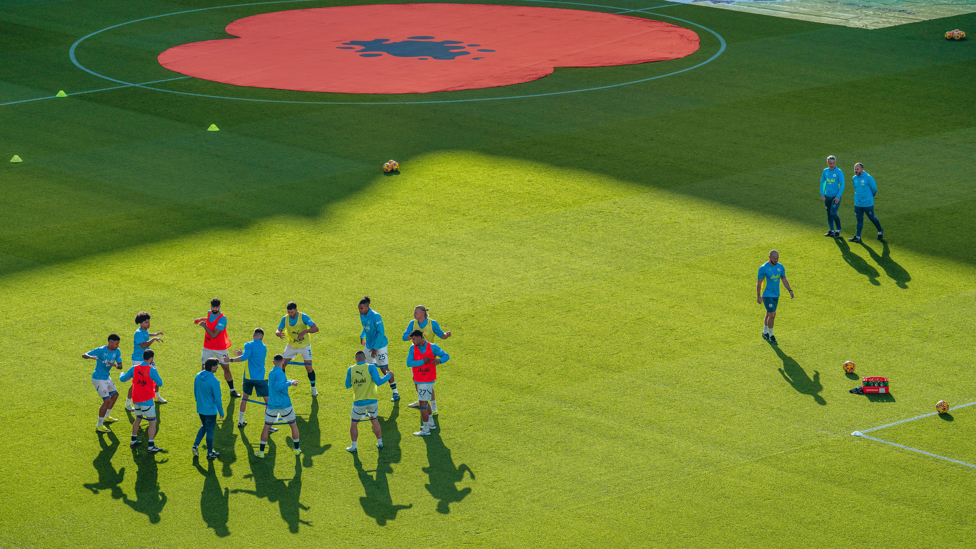 GET LOOSE : The players go through their pre-match drills.