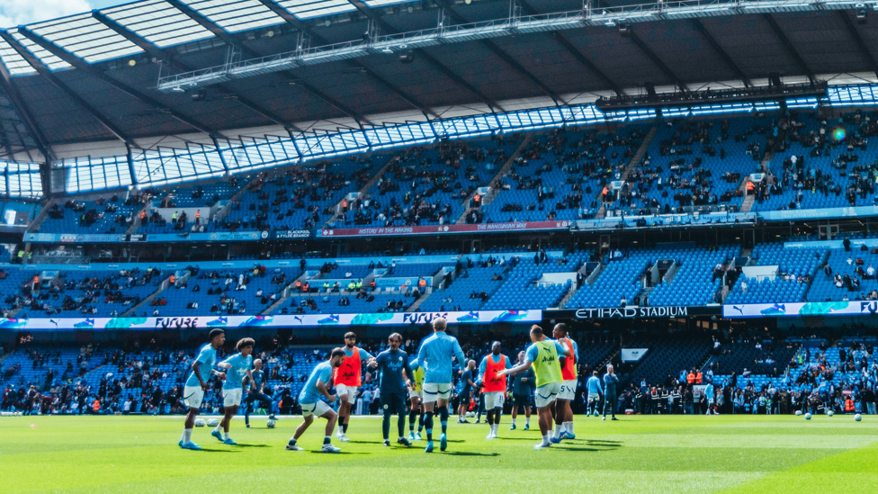 GET LOOSE : The players go through their pre-match drills.