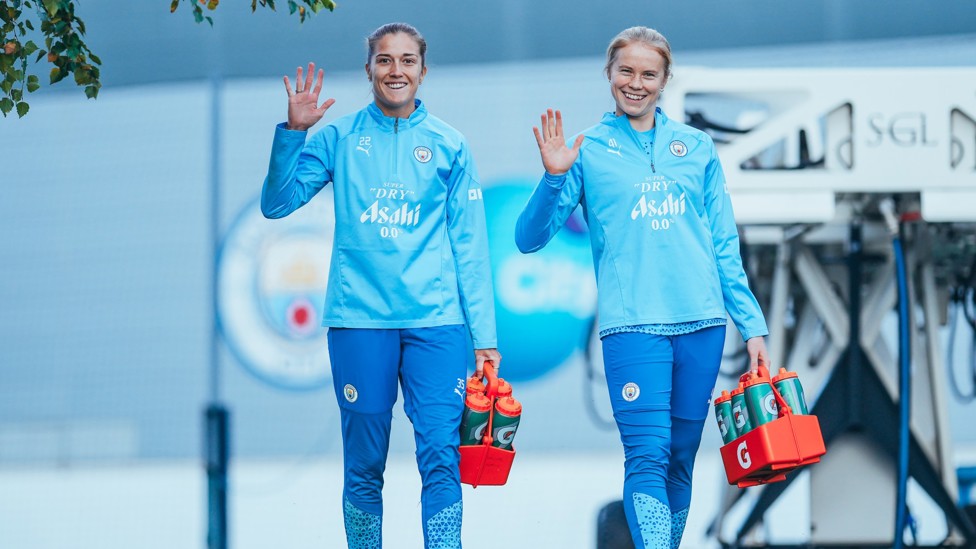 SMILE AND WAVE : Filippa Angeldahl and Julie Blakstad spot the camera