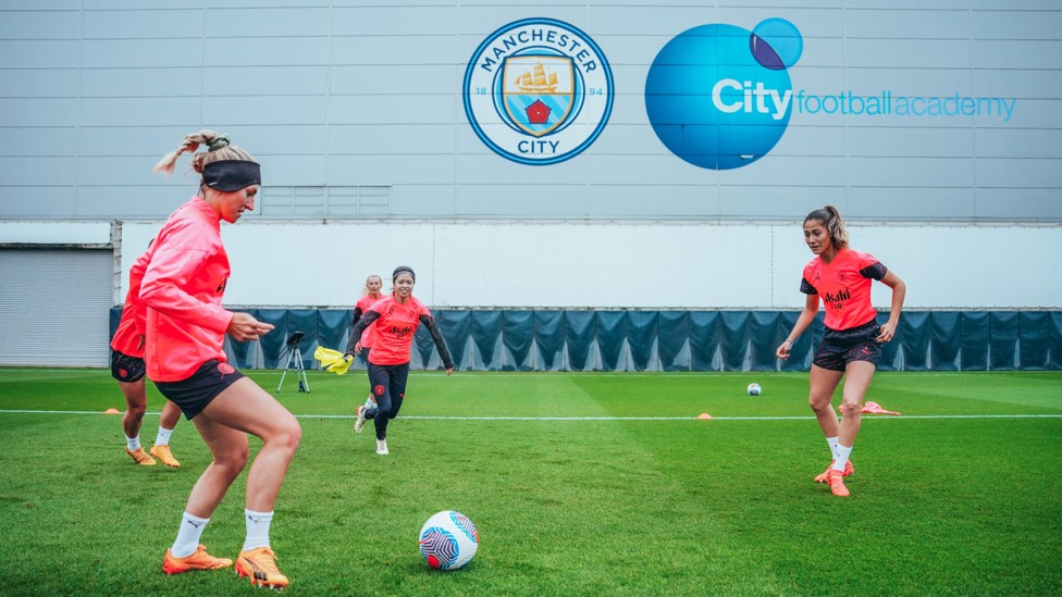 RONDO : Laia Aleixandri presses Laura Coombs