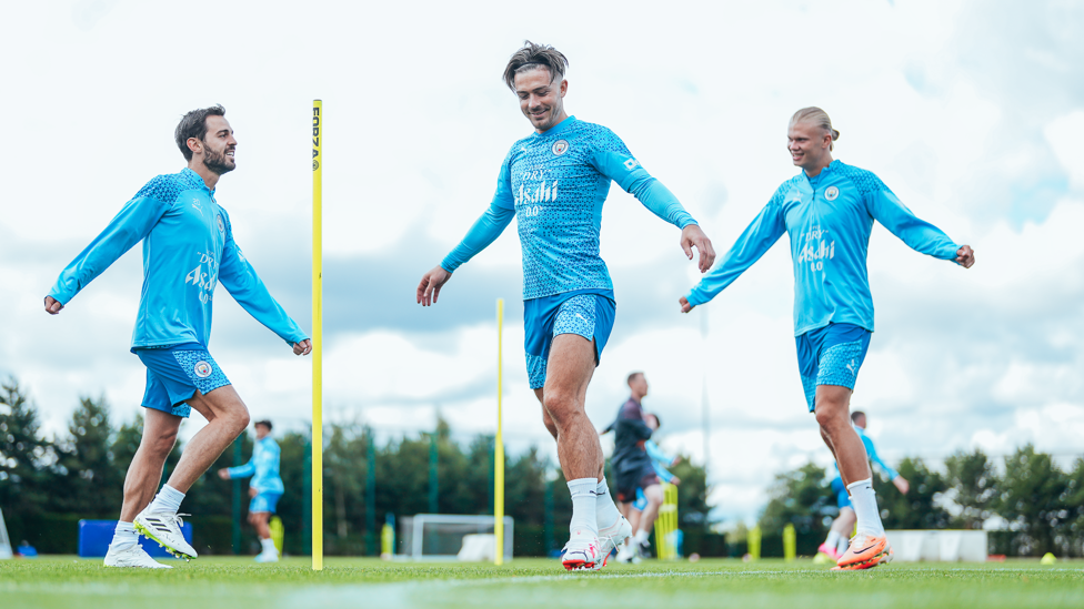 CITY ARE BACK  : Grealish, Haaland and Bernardo Silva limber up.