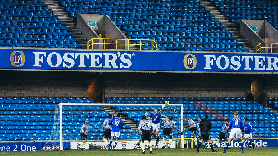 THE DEN : City defend a corner away to promotion rivals, Millwall | 4 December 2001.