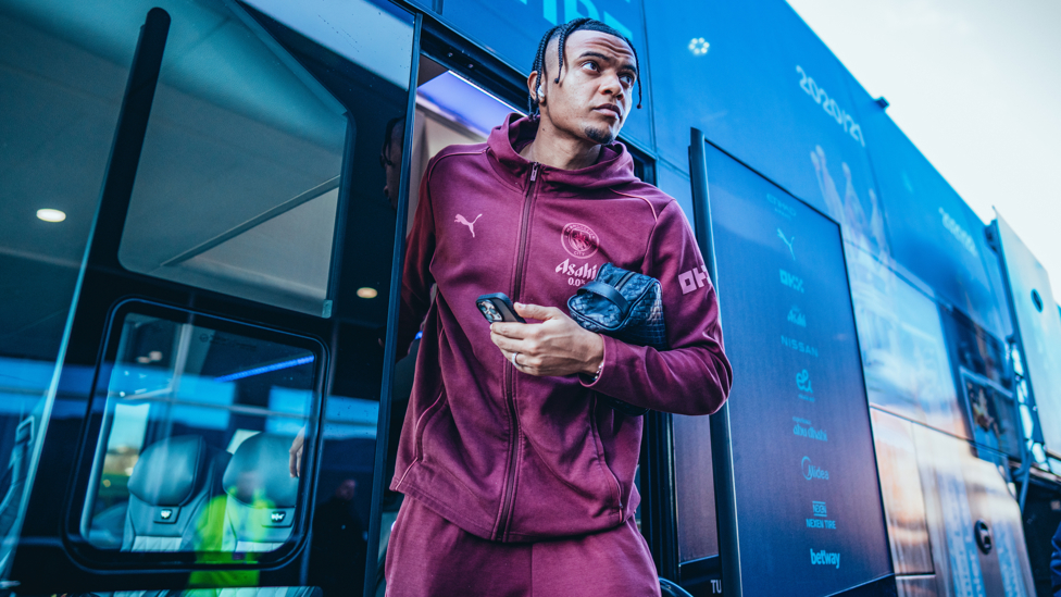 AKANJI ARRIVES : Manu strides off the team bus.