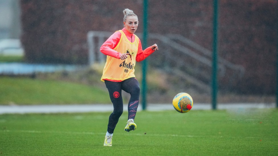 DISTRIBUTION : Alex Greenwood spreads the play