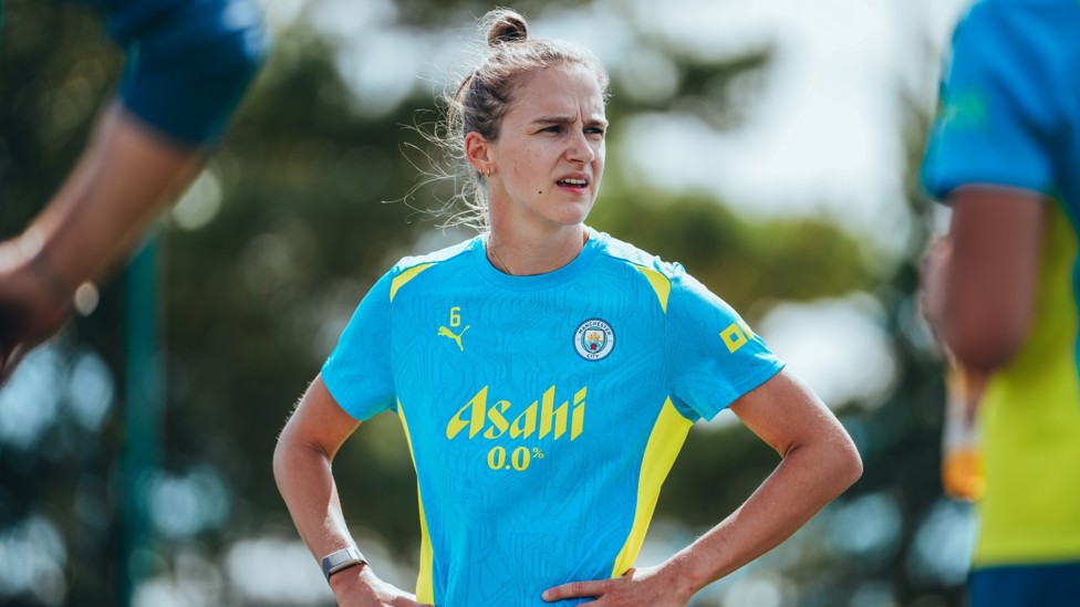 CLINCAL  : Vivianne Miedema prepares for training. 