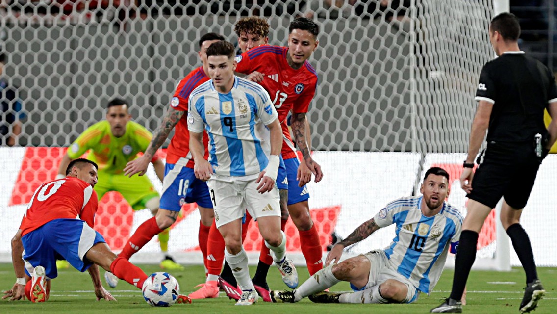 ألفاريز يساعد الأرجنتين في التأهل لربع النهائي بكوبا أمريكا