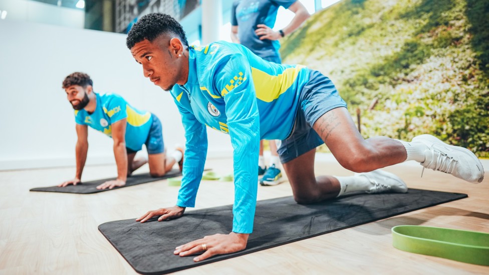 HIP MOBILITY : Josko Gvardiol and Savinho take part in yoga-like recovery.