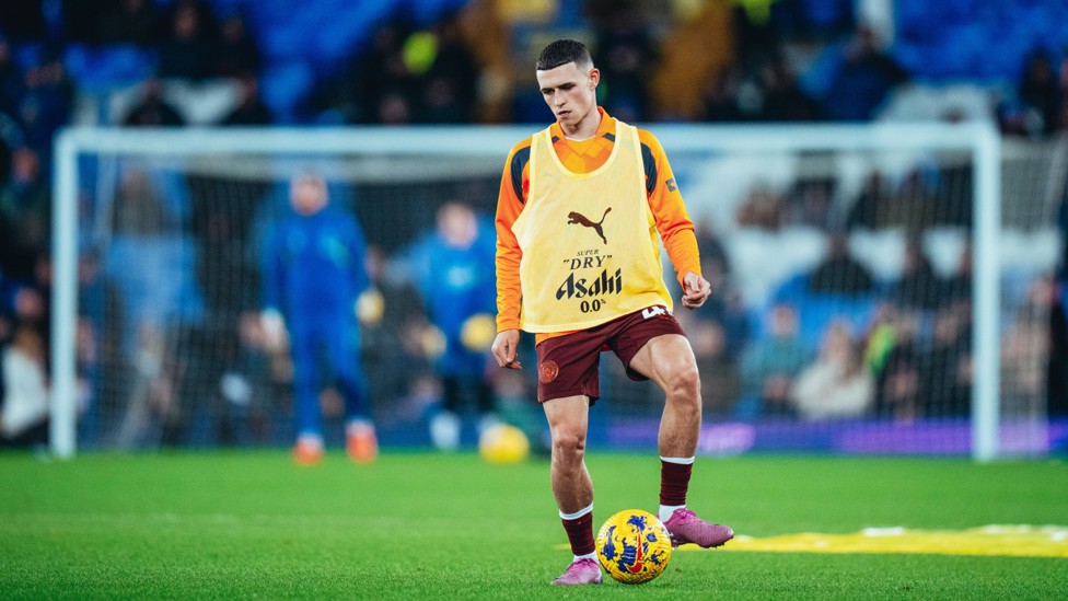 PHIL-ING GOOD : Final few touches of the ball before kick-off.