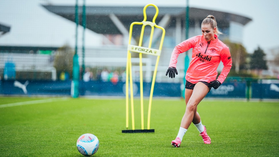 FLYING FULL-BACK : Tara O'Hanlon returns to the pitch!