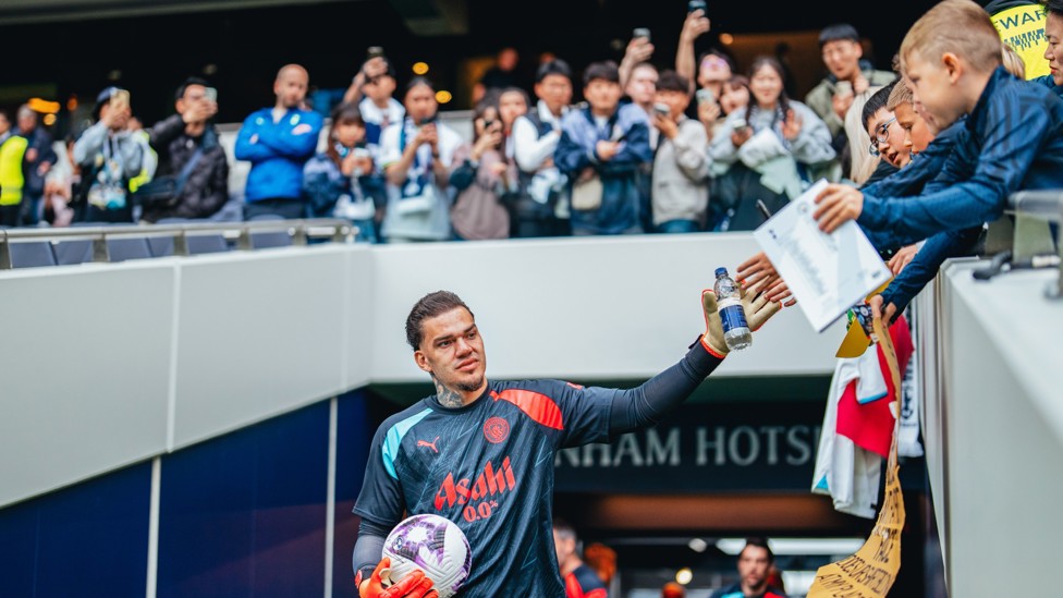 GK UNION  : Ederson makes his way onto the field.