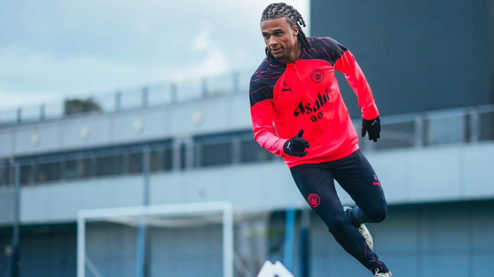 FLYING DUTCHMAN : Nathan Ake sprints!