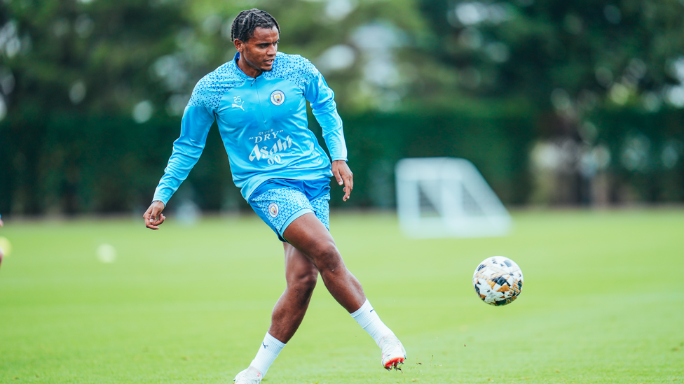 CALCULATED PASS  : Manuel AKanji keeps a move flowing during the session.