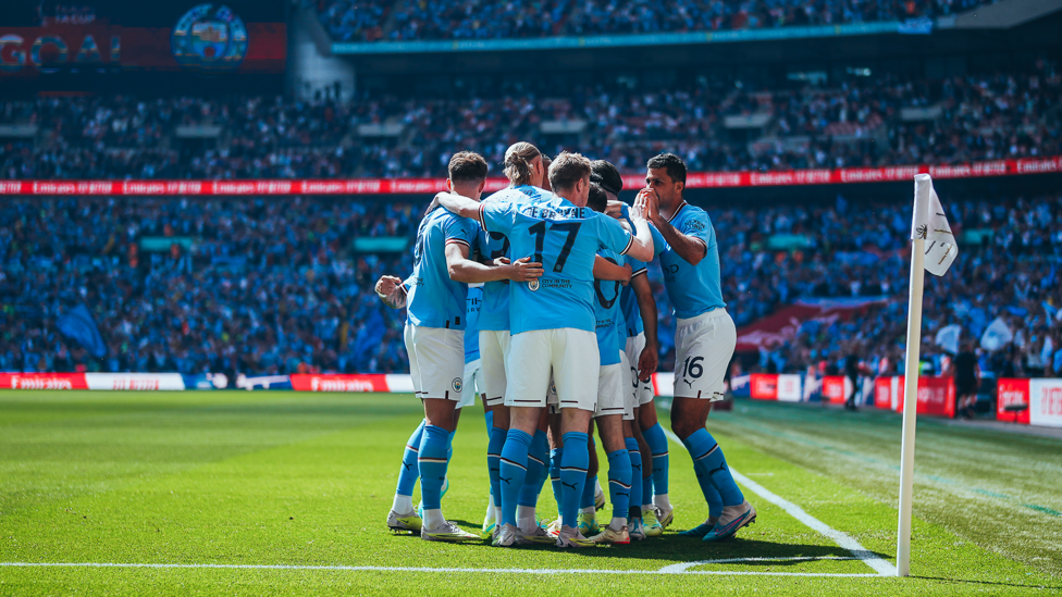 GROUP HUG : Gundogan feels the love!