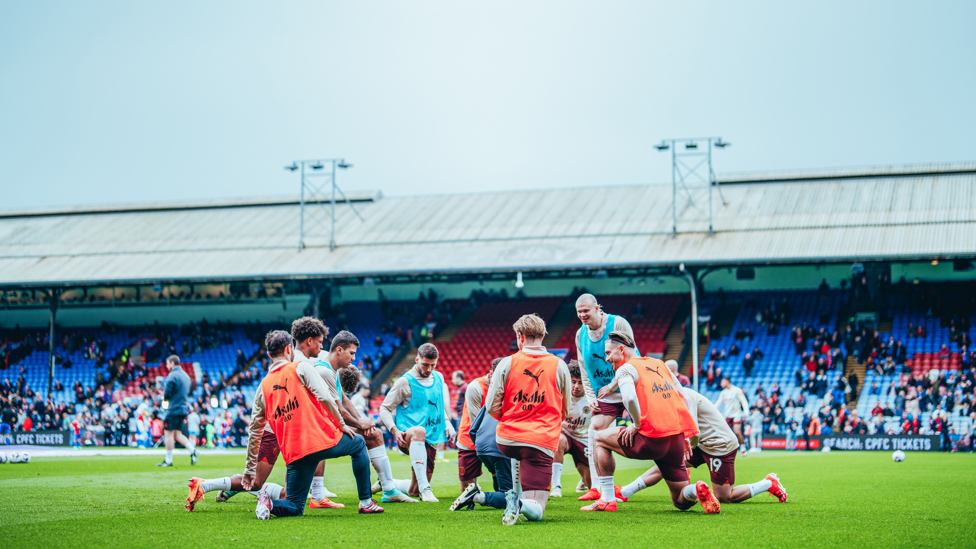 GET LOOSE : The players go through their pre-match drills.