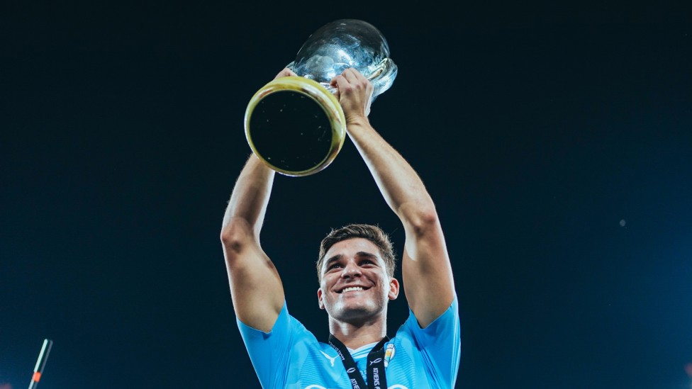 ANOTHER ONE  : La Arana with the UEFA Super Cup. 