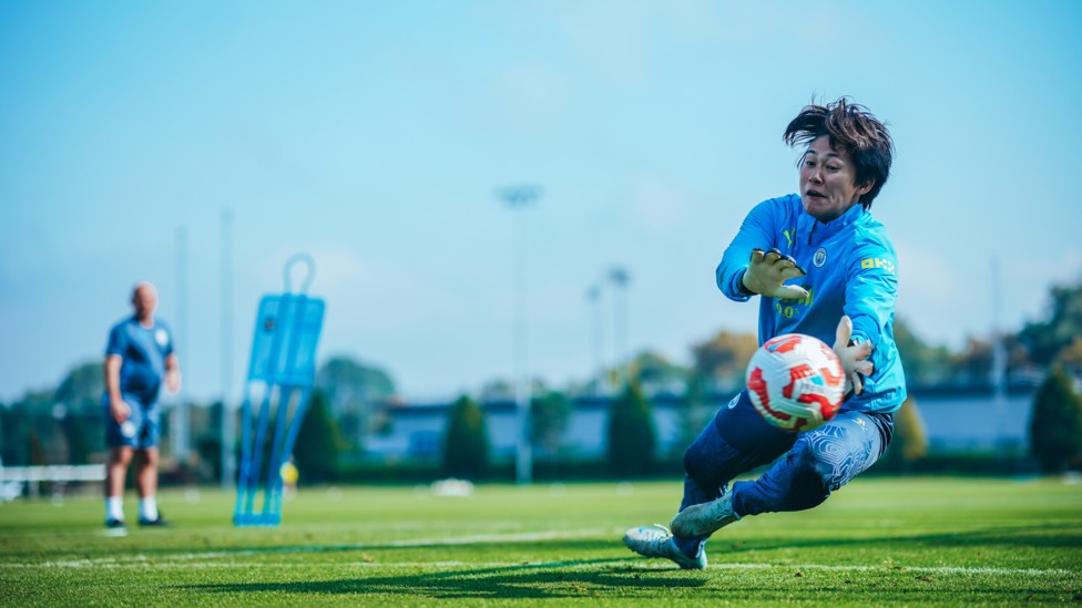 LAST LINE OF DEFENCE : Ayaka Yamashita gets down low to save