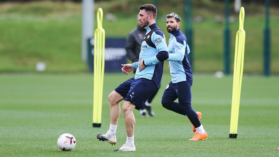  : Sergio keeps an eye on Laporte 