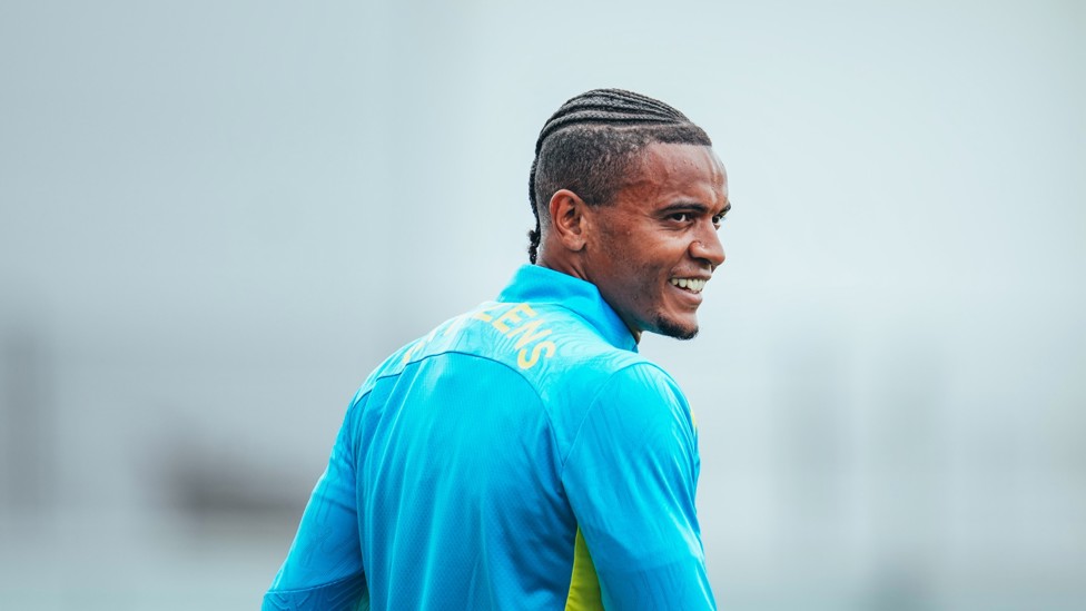 HI!  : Manuel Akanji checking behind him.