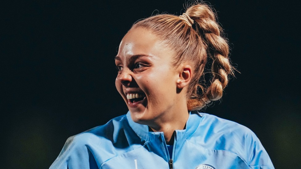 HAPPY STOPPER : Ellie Roebuck