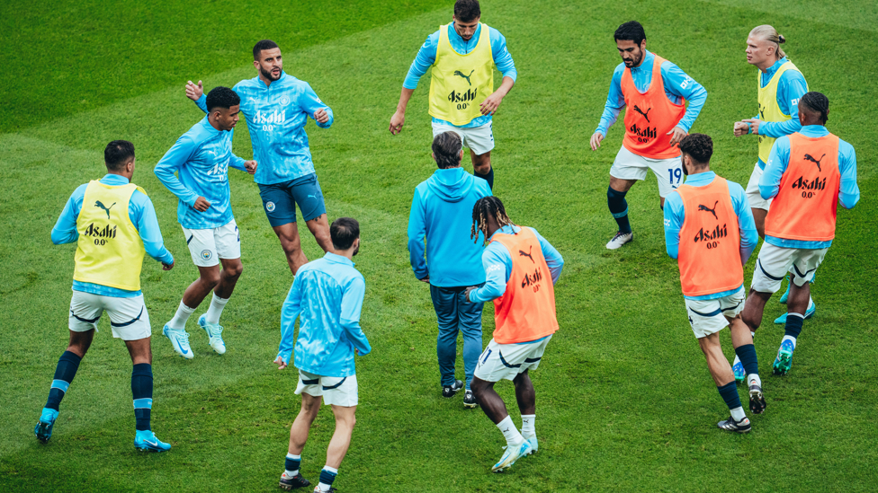 GET LOOSE : The players go through their pre-match drills.