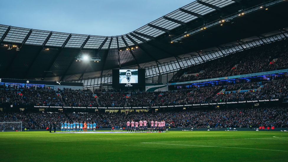 LEGEND : A minute of applause at the Etihad for the late Pele.