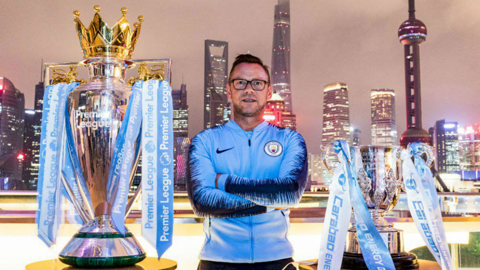 SHANGHAI BLUE SKY : Paul Dickov also accompanied the trophies to the spectacular city of Shanghai