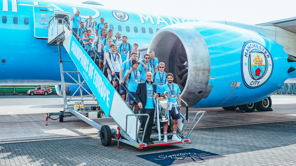 TEAM PHOTO : The squad and trophy line up on the plane steps