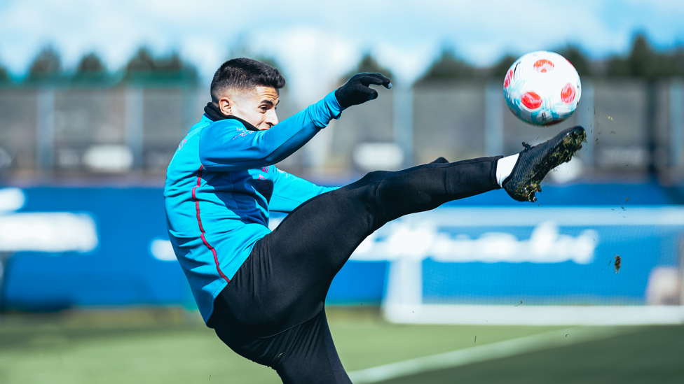 CANCELO KARATE : Joao Cancelo with an acrobatic volley