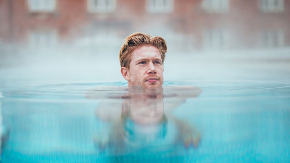 DIP BRUYNE : Kevin De Bruyne recovers in the pool