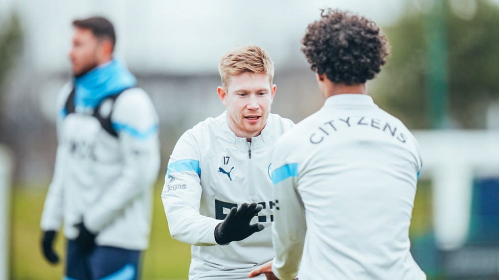 PUT IT THERE : Kevin De Bruyne is hands-on in training.