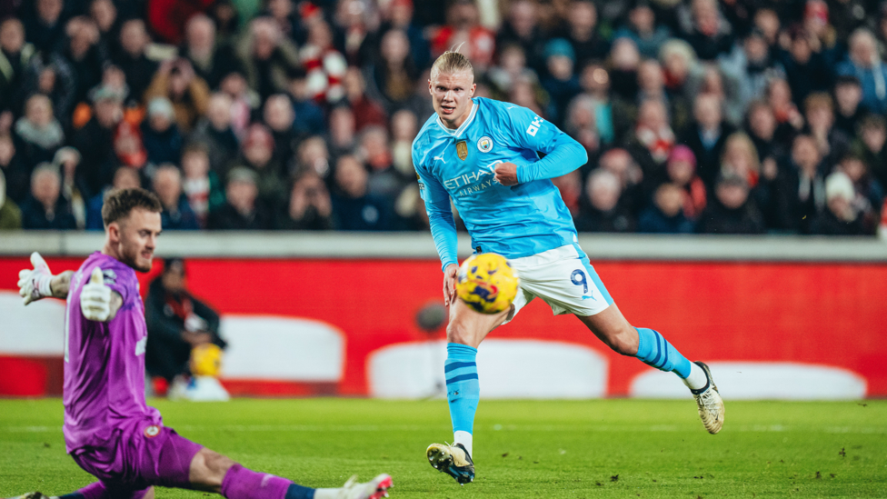 FANTASTIC FLEKKEN : Haaland denied by an expert save.