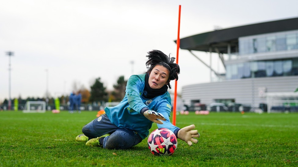 SAFE HANDS : Ayaka Yamashita is quick to deny the shot. 