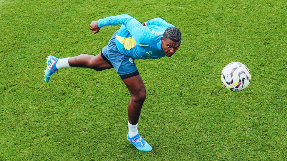 AGILE AKANJI : Manuel Akanji gets low to head the ball.