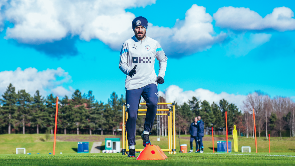 KNEES UP : Ilkay Gundogan warms up