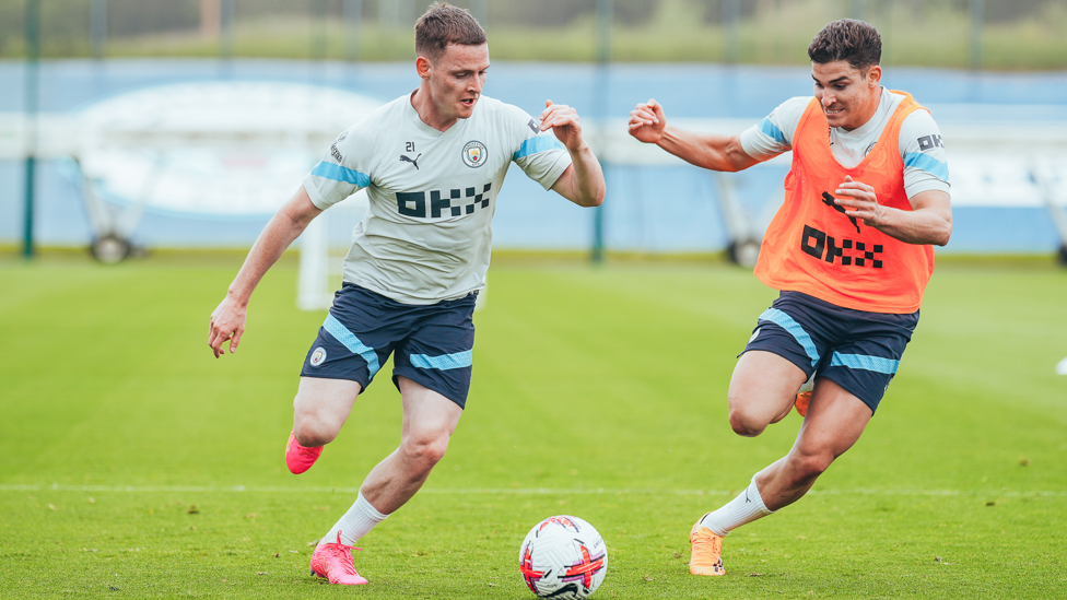 GO GOMEZ! : Sergio Gomez takes on Julian Alvarez in a training drill.