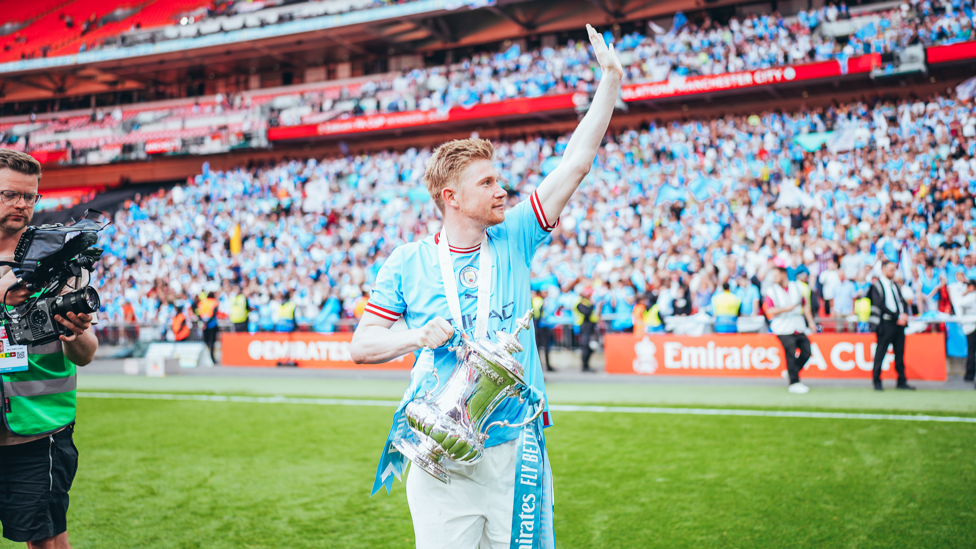 KING KEV : Enjoying every second with the trophy!