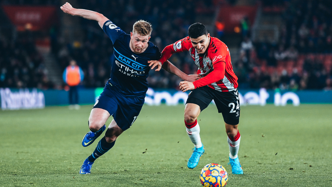 DAZZLNG DE BRUYNE: KDB bursts forward.