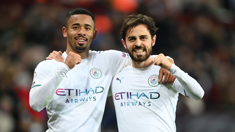 SQUAD GOALS  : These two are giving City fans plenty of festive cheer!