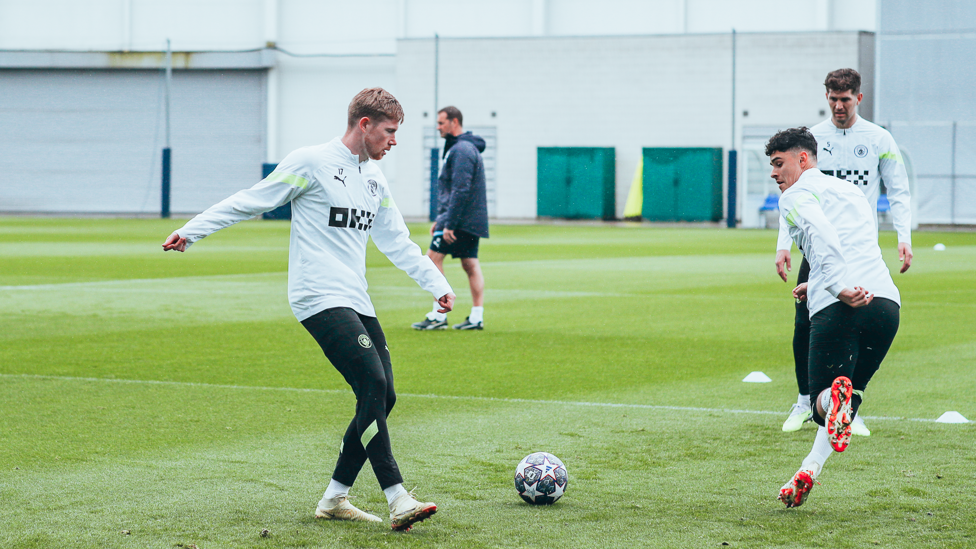 NO LOOK KEV : De Bruyne disguises a reverse pass