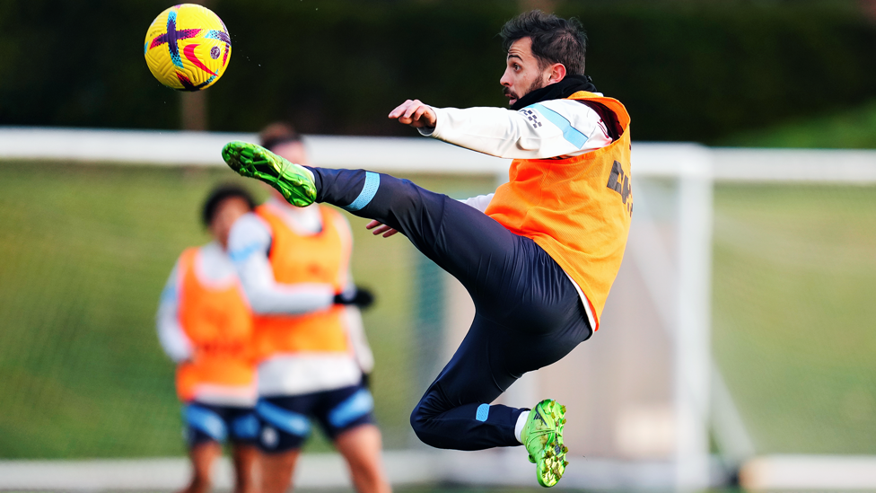 KARATE KID : Bernardo Silva produces a jaw-dropping scissor kick 