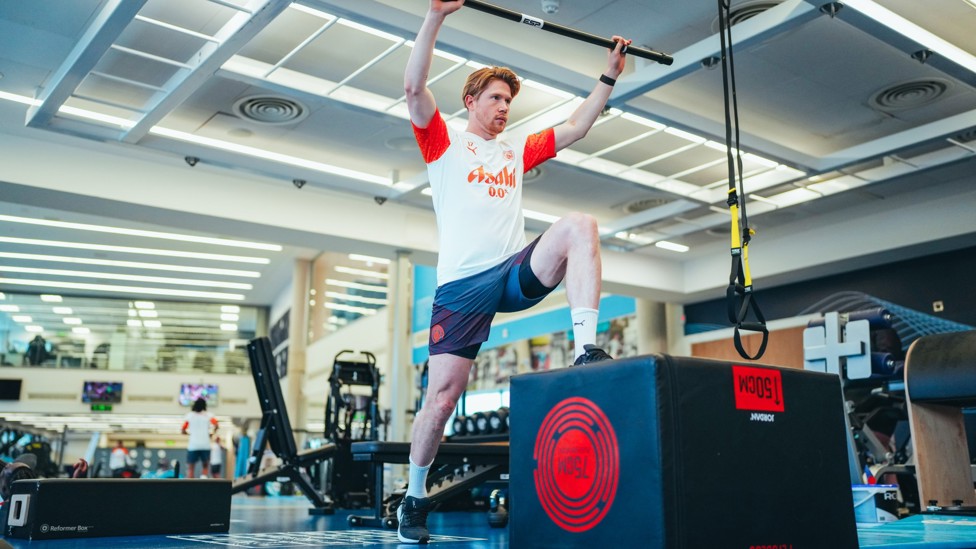 HIGH BAR : Kevin De Bruyne works on his fitness