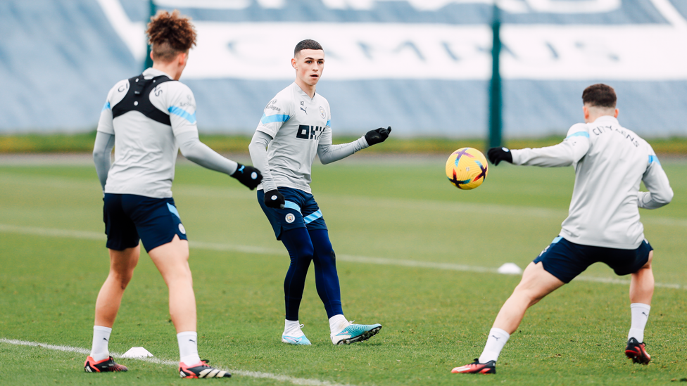 RONDO : Phil Foden switches the play