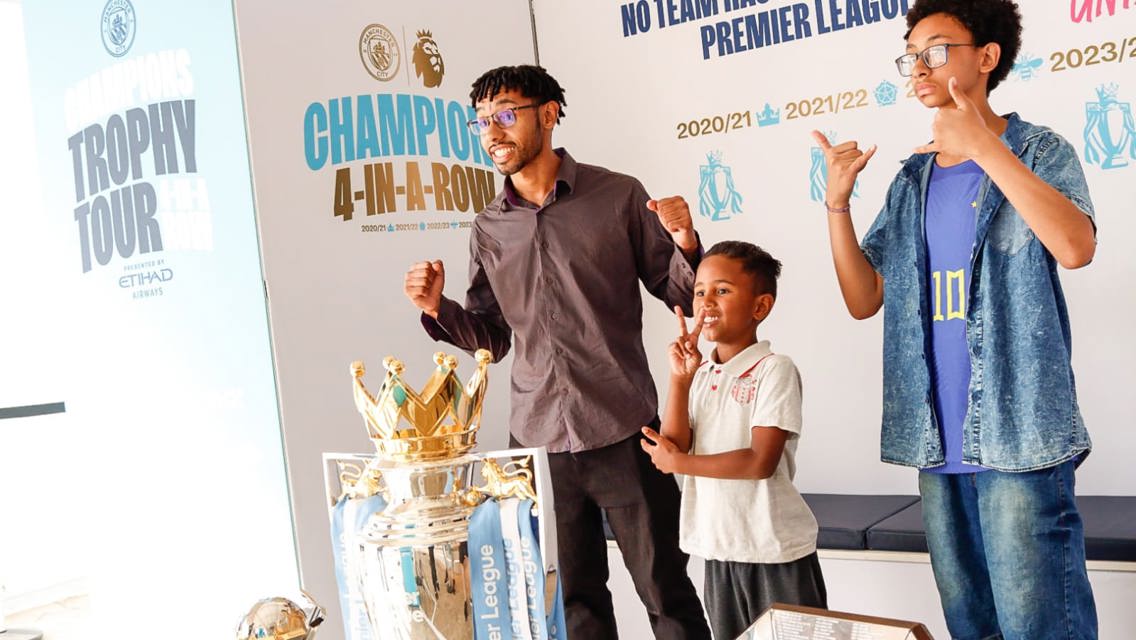 Fãs e torcedores do City prestigiam o Trophy Tour em São Paulo