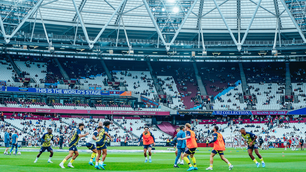 GET LOOSE : The players go through their pre-match drills.