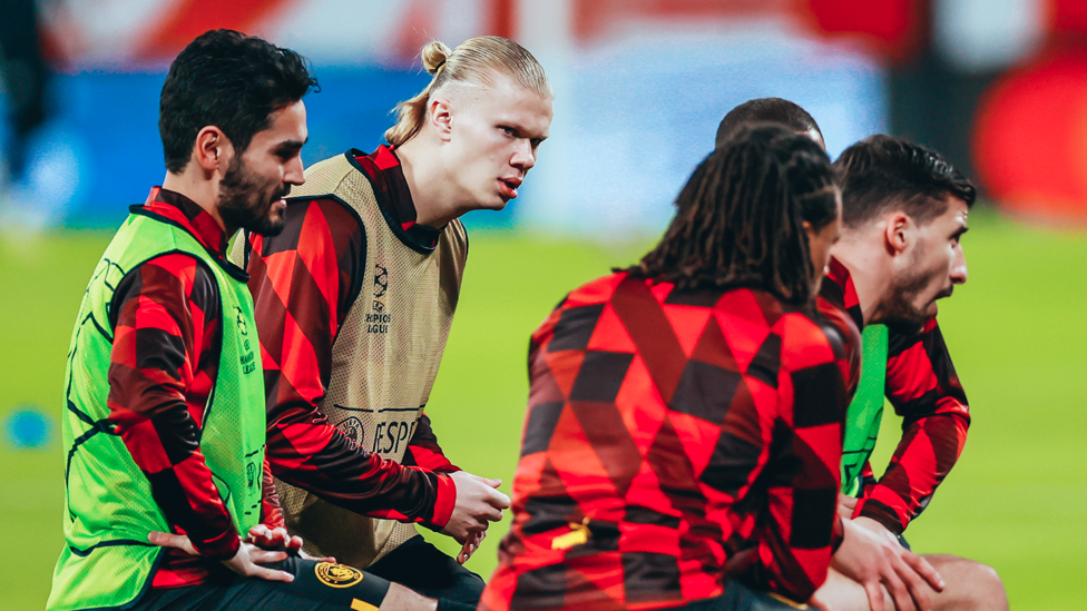 GET LOOSE : The players go through their pre-match drills.