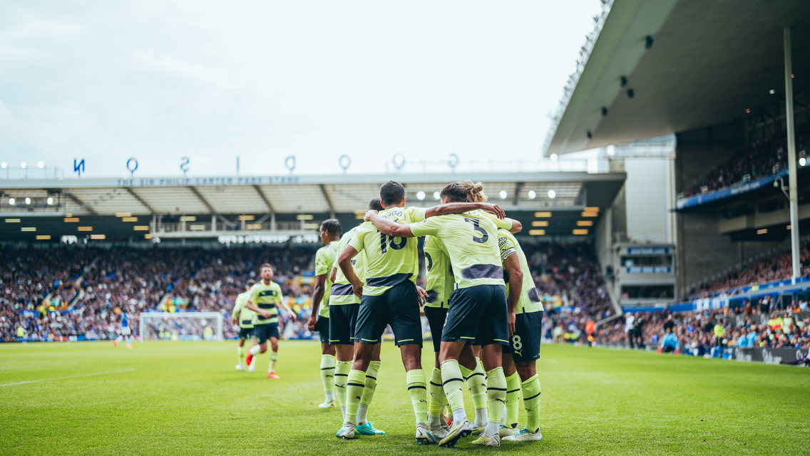 GROUP HUG: Squad goals!