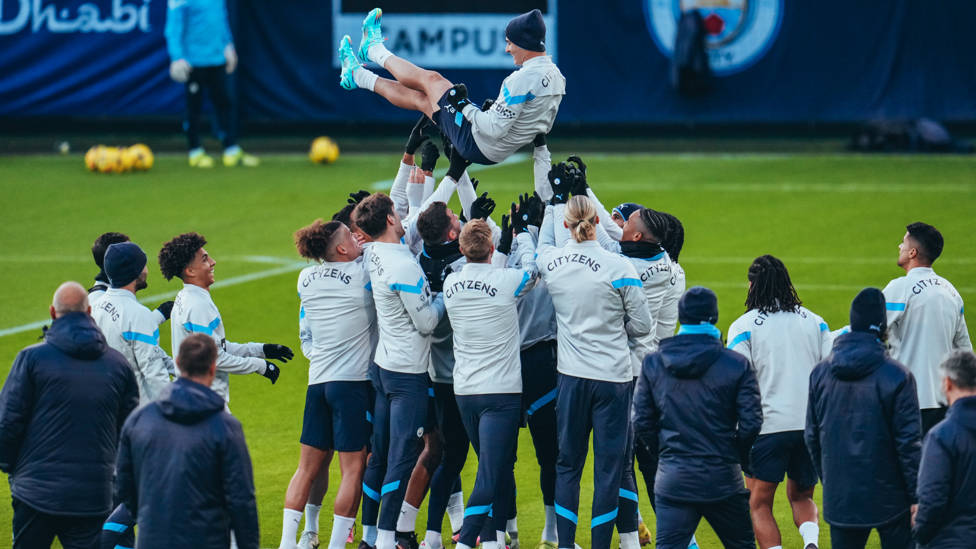 WORLD CUP WINNER : The City players give a special welcome back to Julian Alvarez